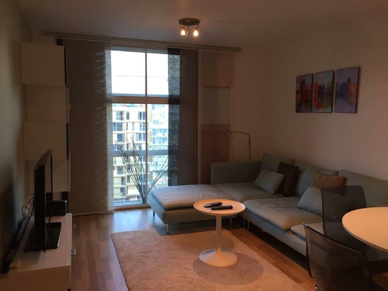 1 Bedroom In Chelsea Bridge Wharf Лондон Екстер'єр фото