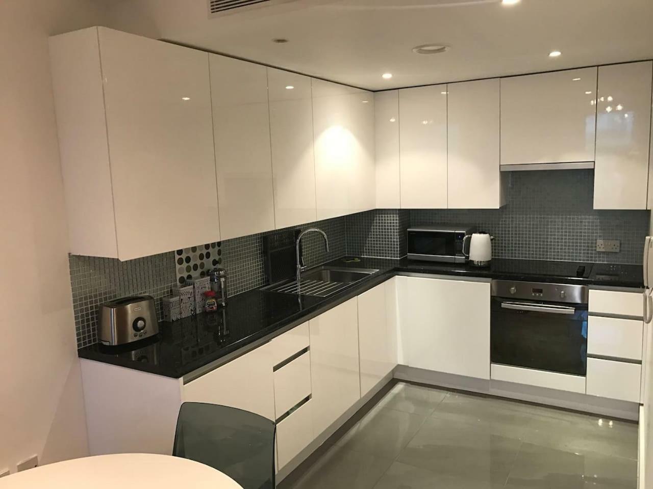 1 Bedroom In Chelsea Bridge Wharf Лондон Екстер'єр фото