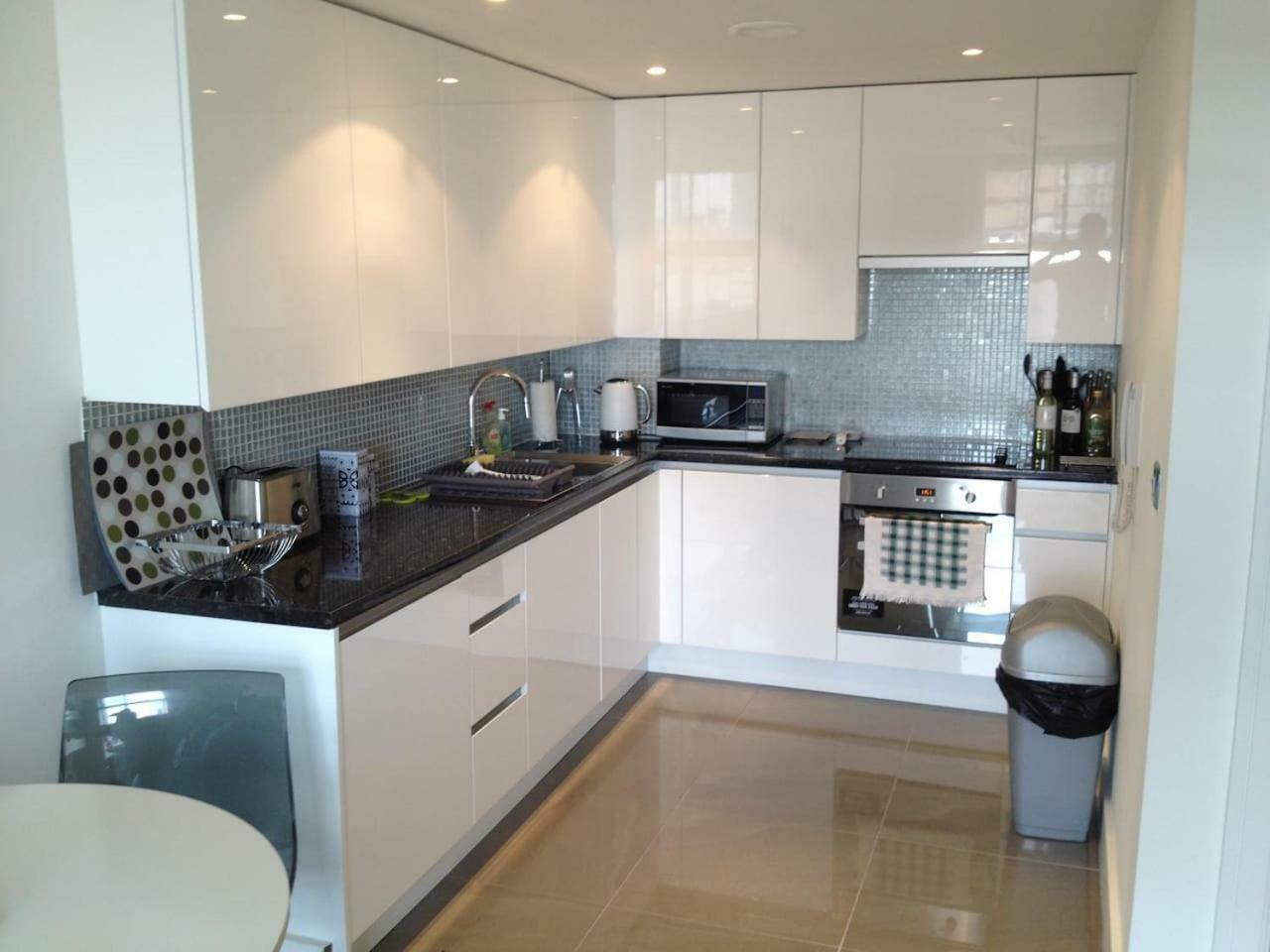 1 Bedroom In Chelsea Bridge Wharf Лондон Екстер'єр фото