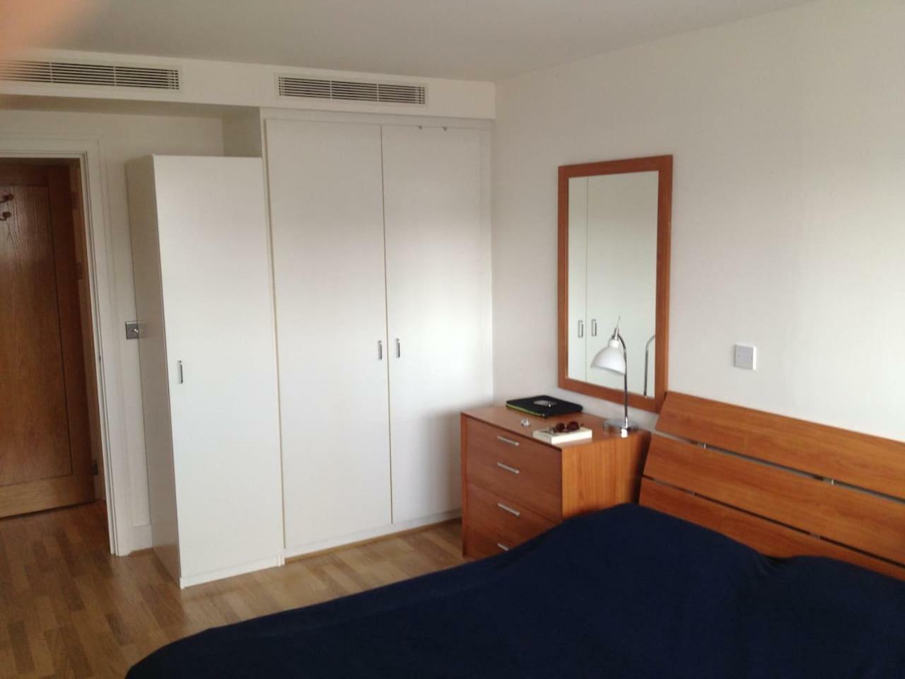 1 Bedroom In Chelsea Bridge Wharf Лондон Екстер'єр фото